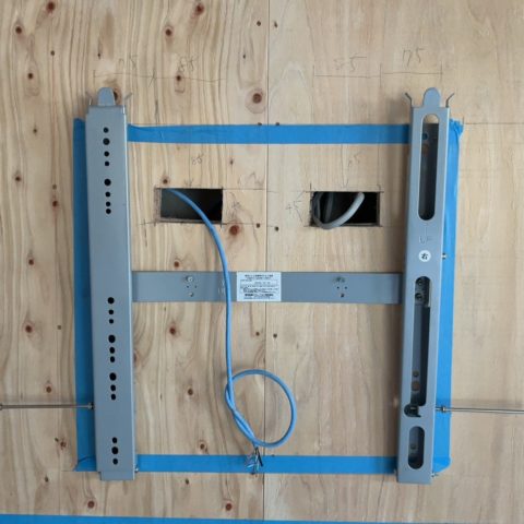 壁掛けTV金具取付。